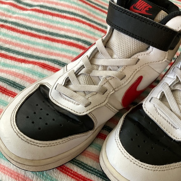 Like new Nike Shoes (all day play ) Size 2.5 y Court Borough Mid 2 for kids . - Picture 3 of 10